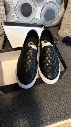 Tenis Guess  para mujer semi nuevos solo una puesta size 6.5 $35
