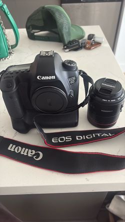 CANON EOS 6D with BATTERY GRIP AND 35mm Prime Lens