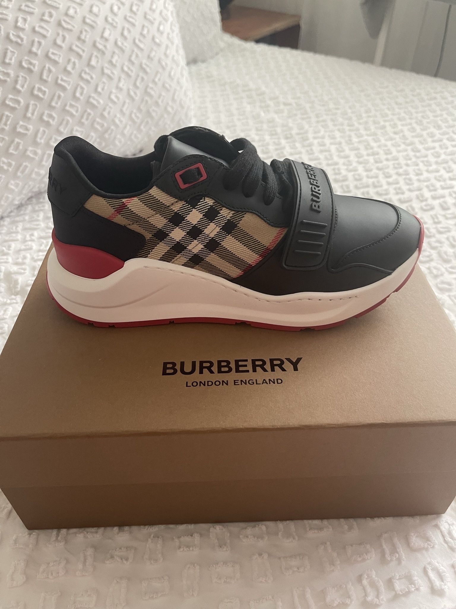 New Burberry Womens Size  8 