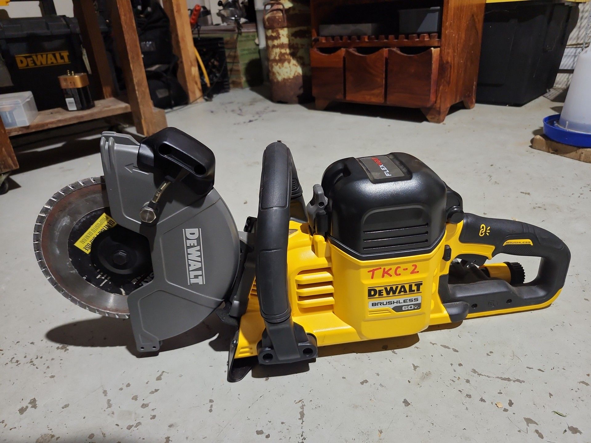 DEWALT DCS692 SAW