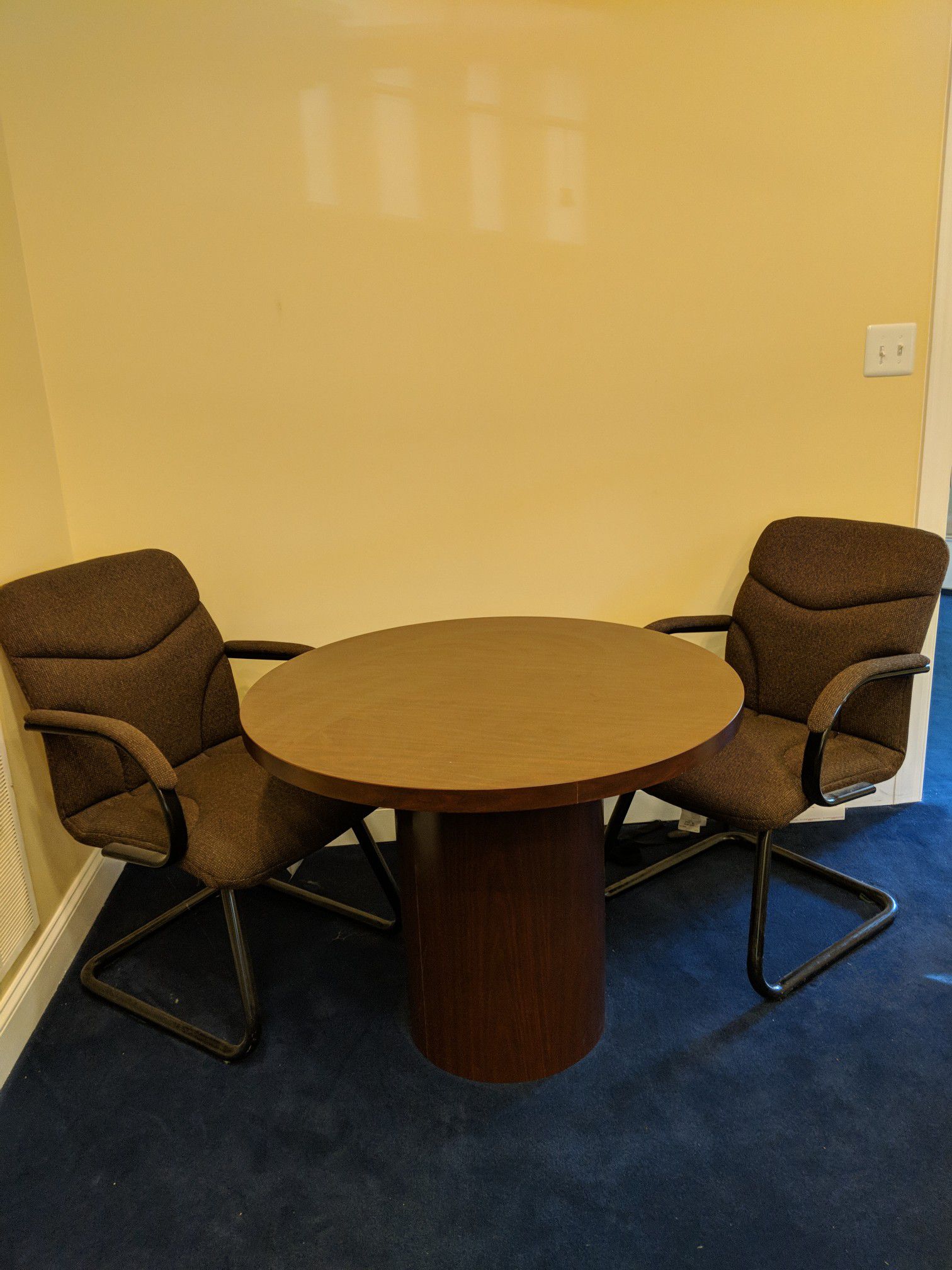 Round Meeting Table And Chair Set