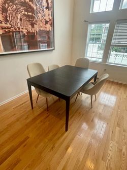 Extendable dinning table