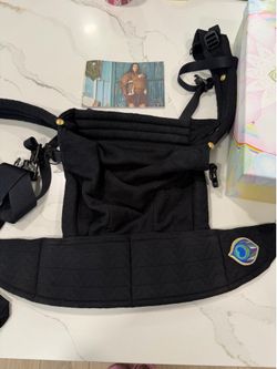 Artipoppe carrier in black