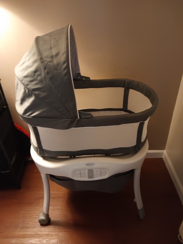 Graco Self-rocking Bassinet