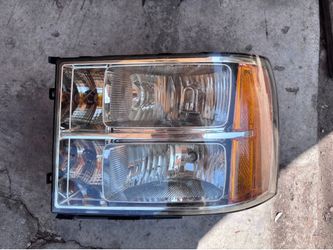 Gmc sierra driver’s side head light 07-13
