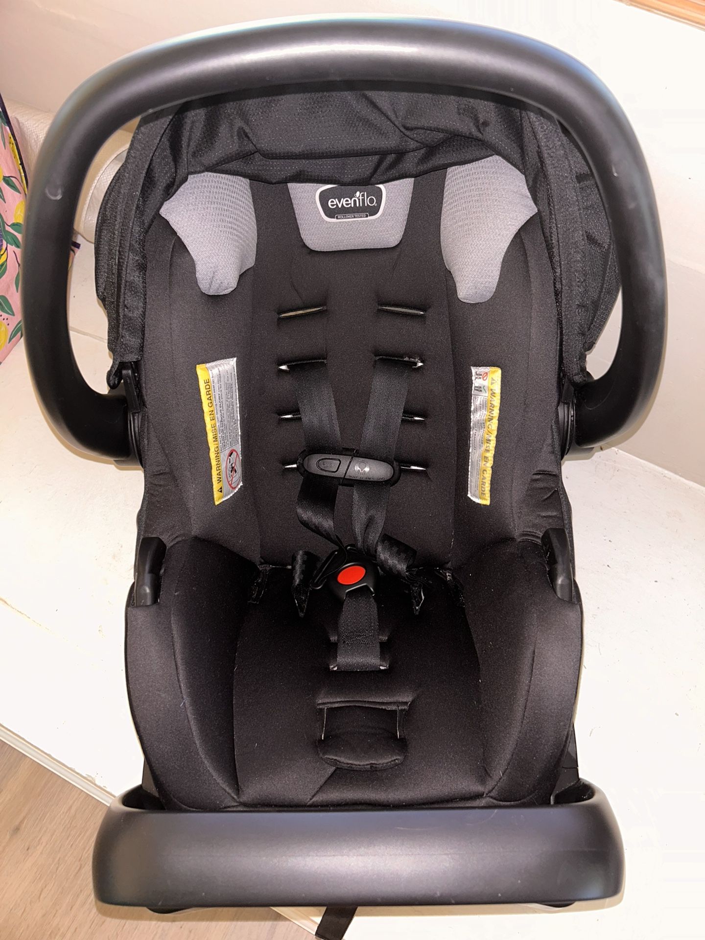 Newborn Evenflo Pivot Car seat + Base. Infant Baby