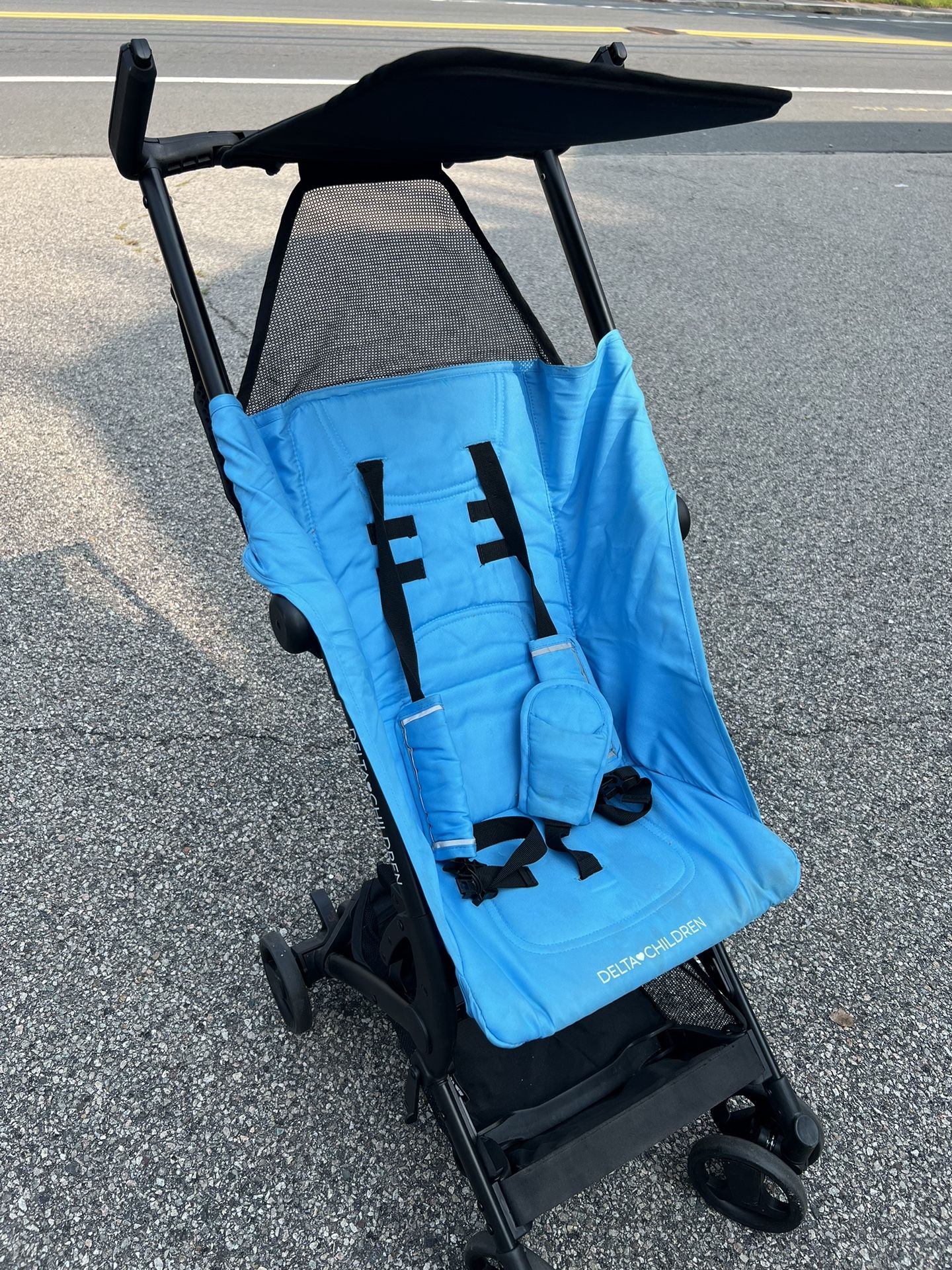 Clutch Stroller by Delta Children and two accessories (a Rain cover and a Sun Cover) in Like New Conditions
