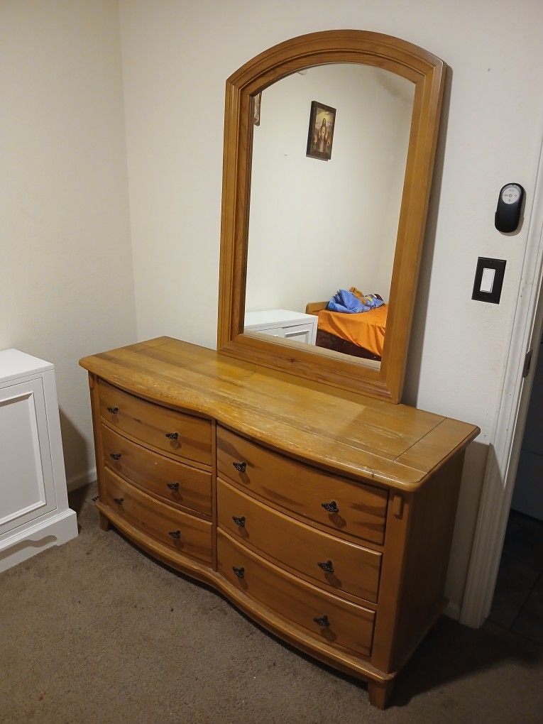Dresser With Mirror 