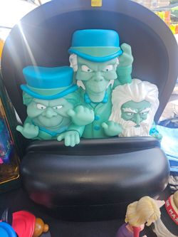 Disney Hunted mansion lights up