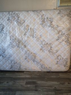 Queen size mattress and box spring