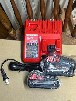 Milwaukee Battery’s XC 4.0🔋and CP 2.0 🔋 and Charger 🔌 combo kit.! Brand New.!