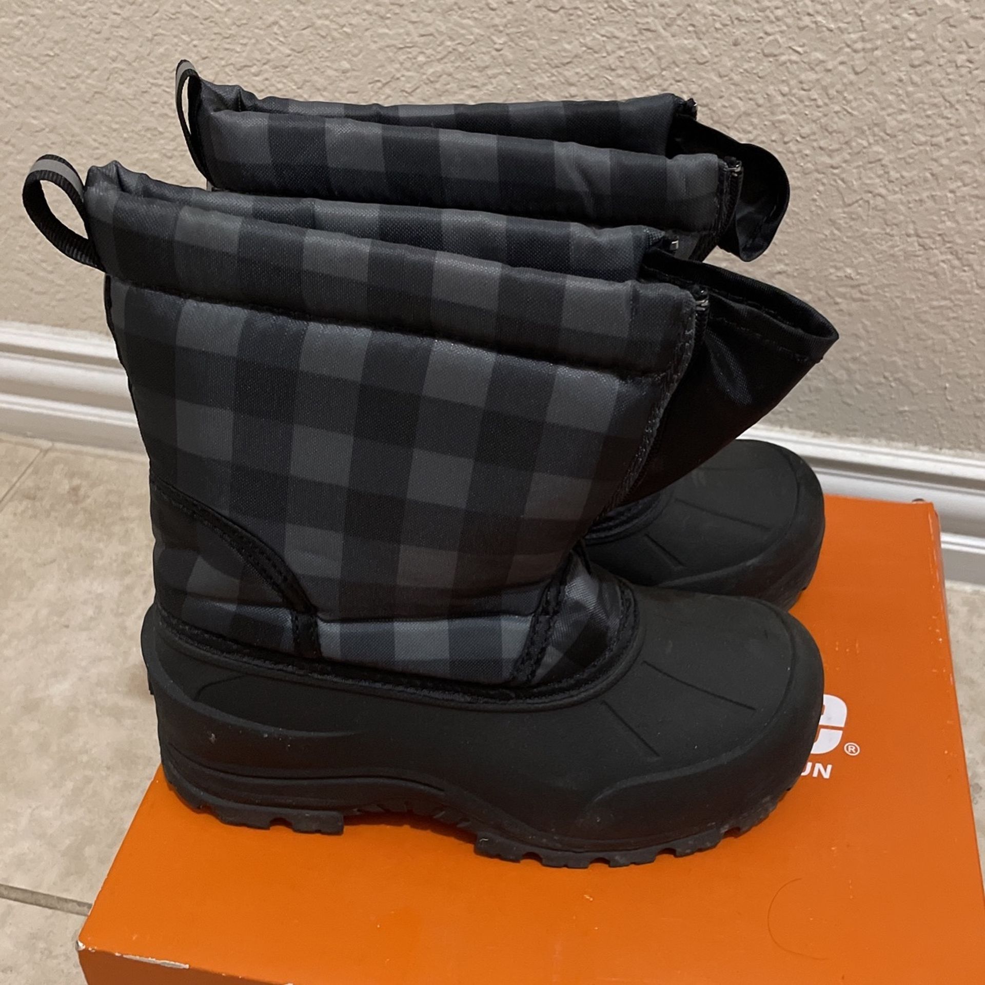 Boys Snow Boots Size 4