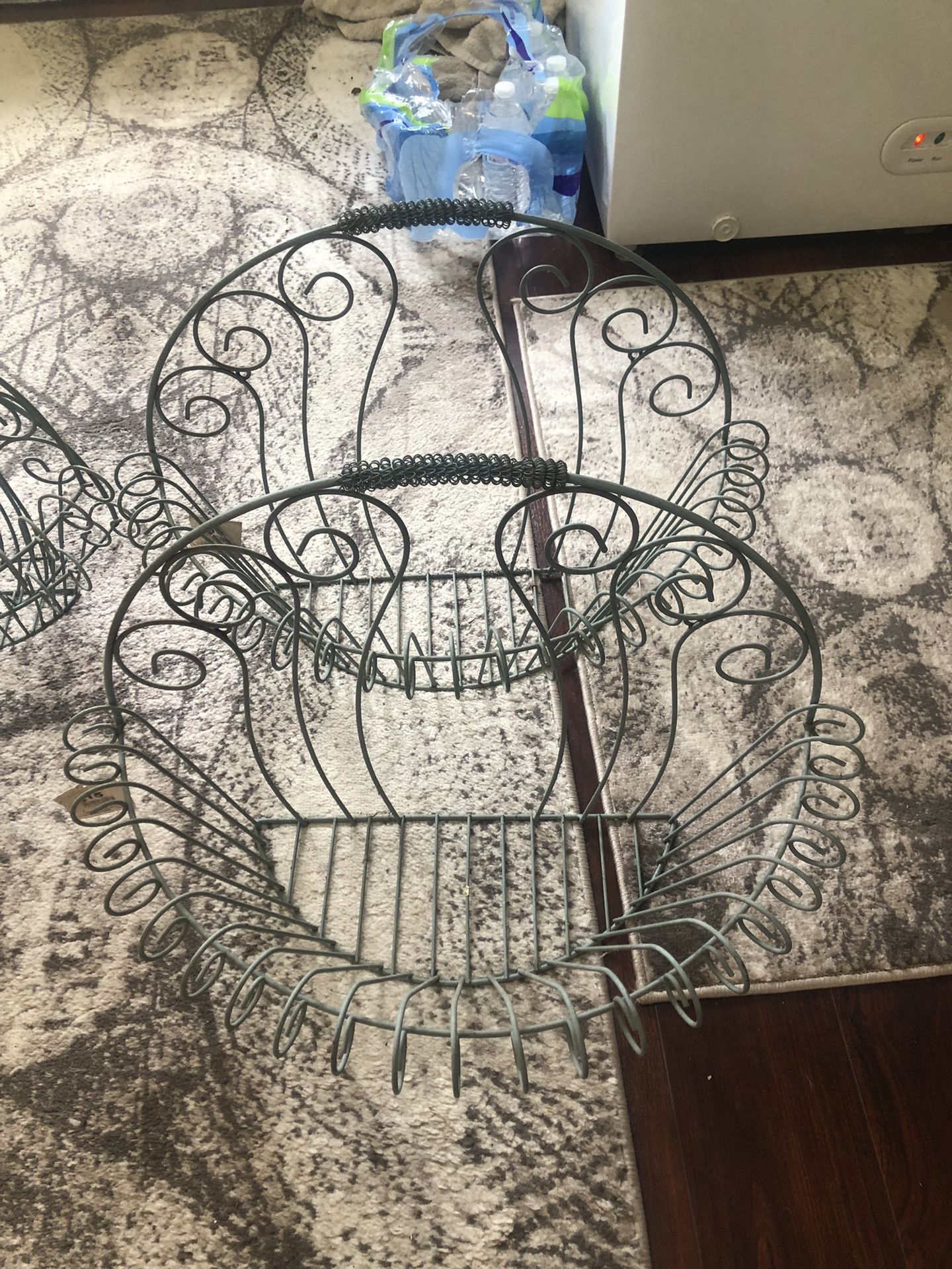 Wire Plant Baskets/ 2 Sm And 2 Lrg