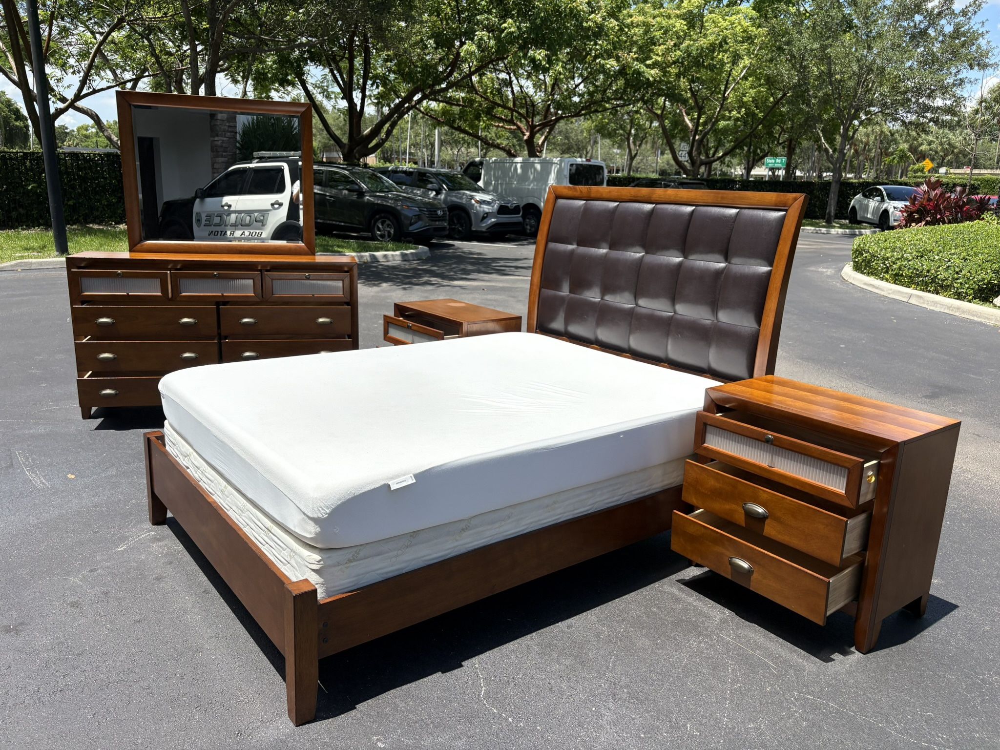 Beautiful Bedroom Set Queen Size Solid Wood Maple Color In EXCELLENT Condition