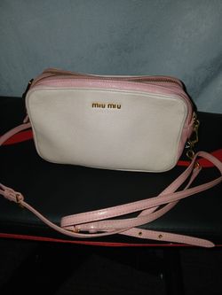 Bolsa de miu miu  esta buen estado original  echa un vistaso todas las fotos y deme tu oferta si gusta comprar