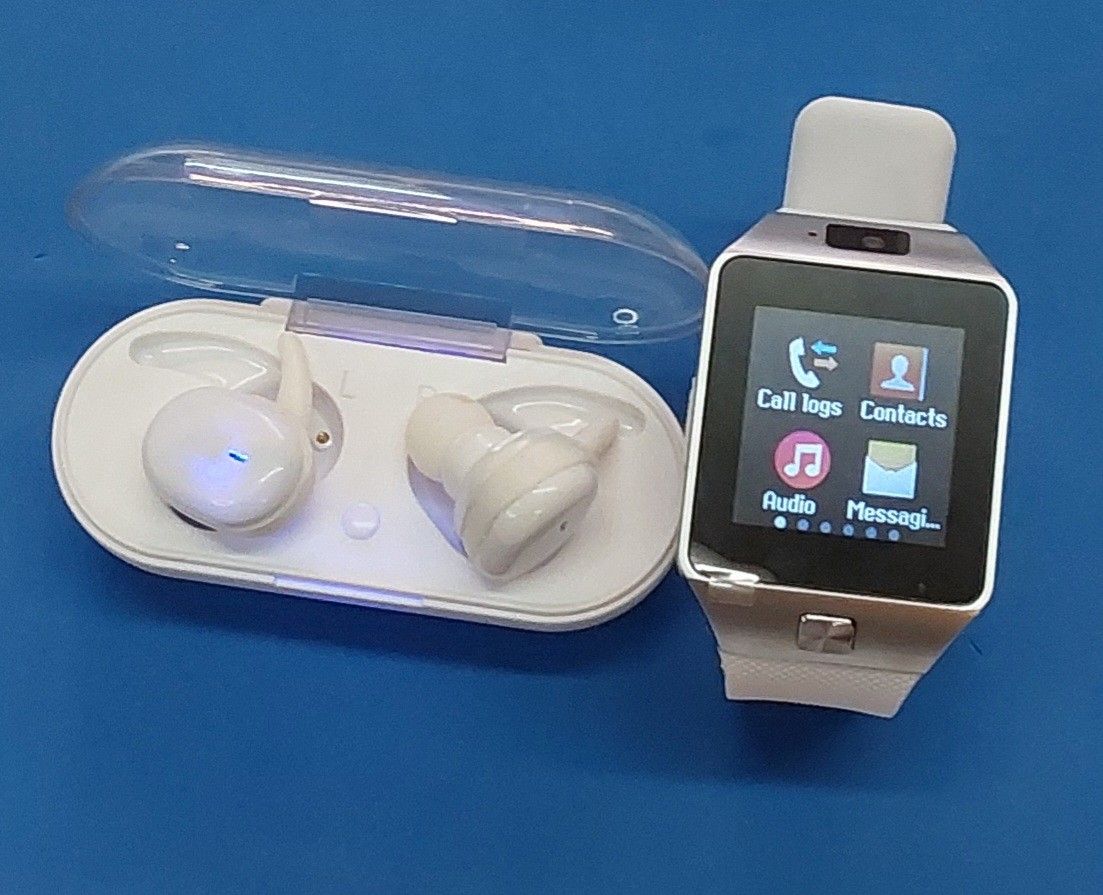D-Series White Smart Watch + 5.0 White Wireless Earbuds