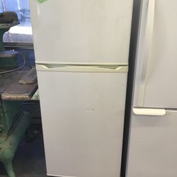 White Vissani Refrigerator 