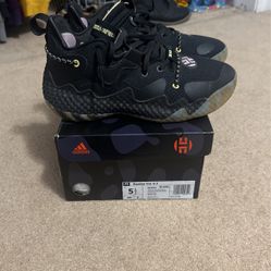 Boys Adidas Basketball Shoes Size 5.5