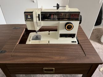 SINGER SAWING MACHINE WITH WOOD CABINET