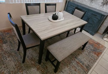 Beautiful dining table with 4 chairs and bench.. 😍