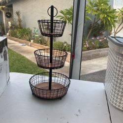 frutero.  semi nuevo de tres niveles