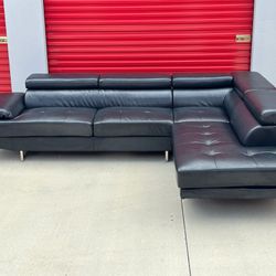 LIKE NEW BLACK SECTIONAL COUCH WITH ADJUSTABLE HEADREST - DELIVERY AVAILABLE 🚚
