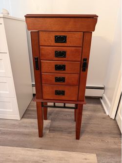 Standing jewelry cabinet