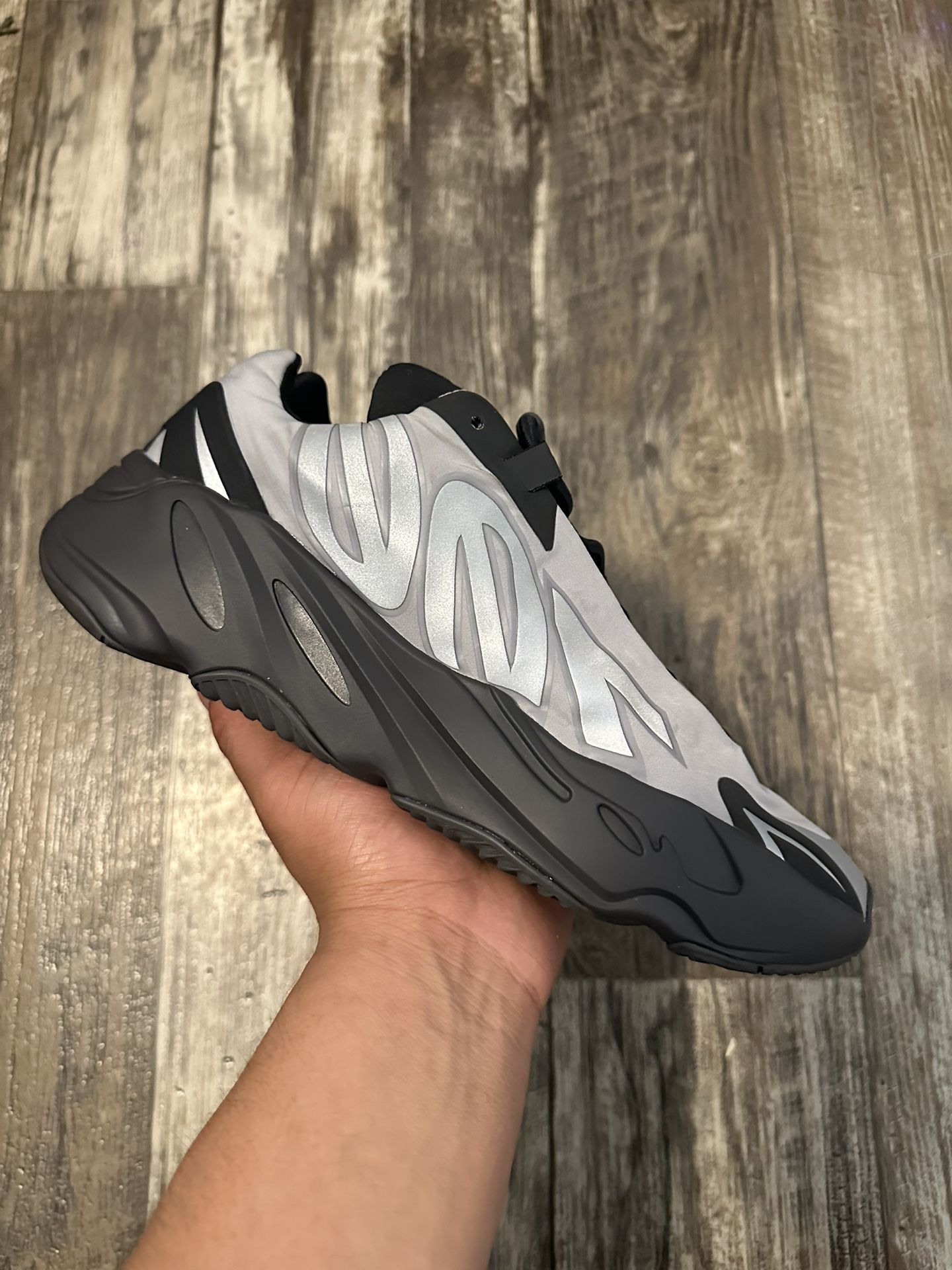 Yeezy 700 MNVN “Metallic” (9)