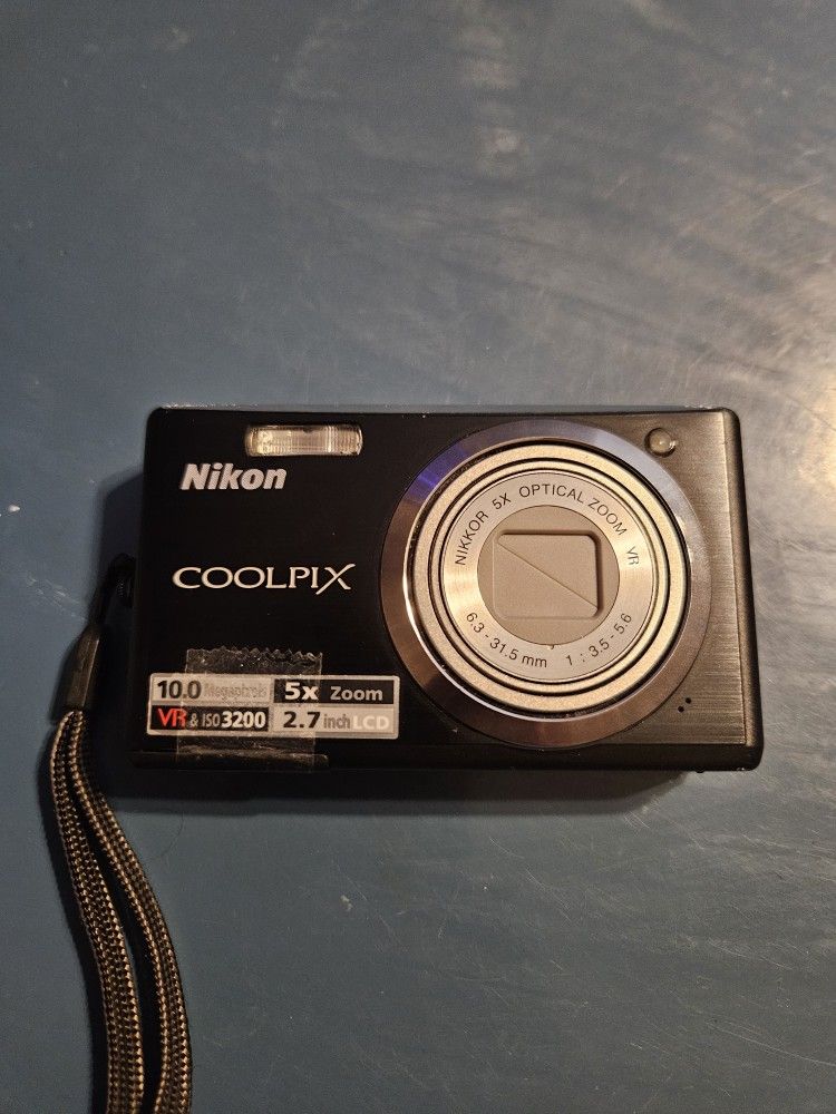 Nikon Coolpix S560 Black 10.0 MP 5x Zoom 2.7 LCD Screen Digital SLR Camera