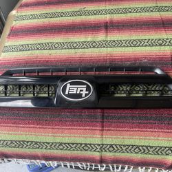 03-05 Toyota 4Runner Grille w/ Aftermarket Teq Emblem 