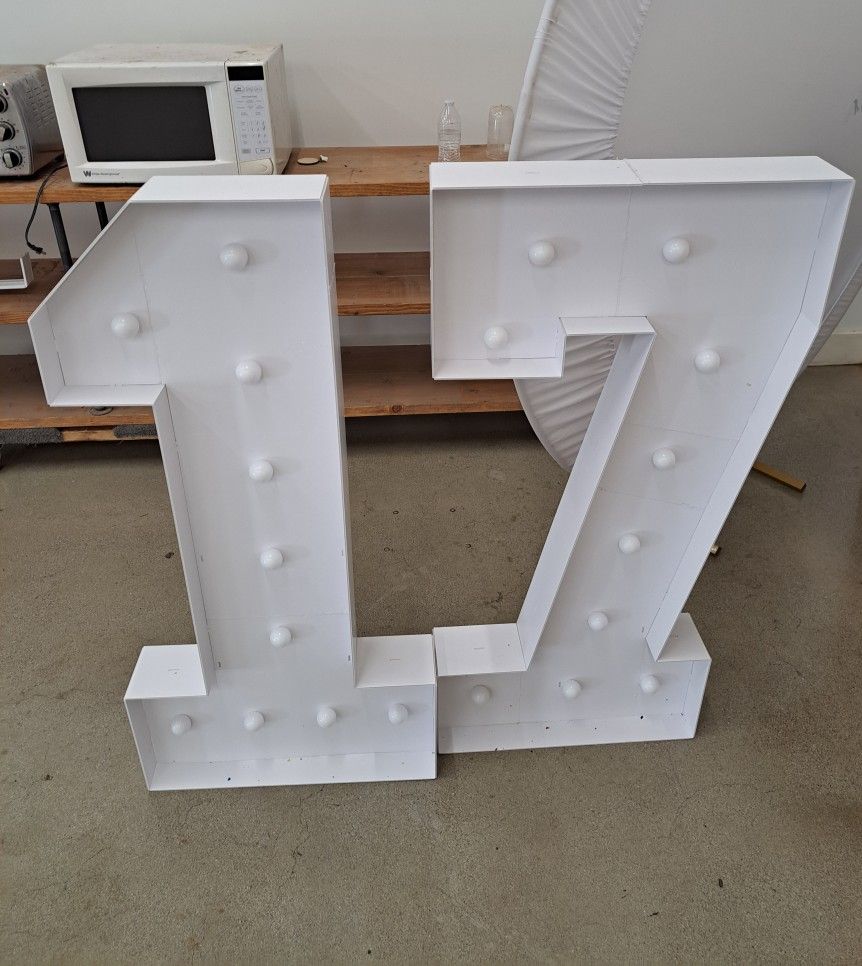 ONLY USED ONCE!! **17 LIGHTED NUMBERS** ABOUT 40"TALL!!