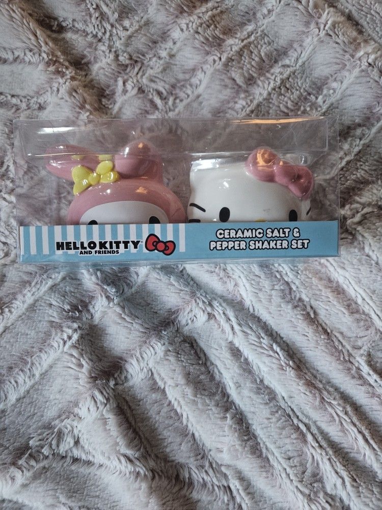 HELLO KITTY Salt And Pepper Shakers NEW