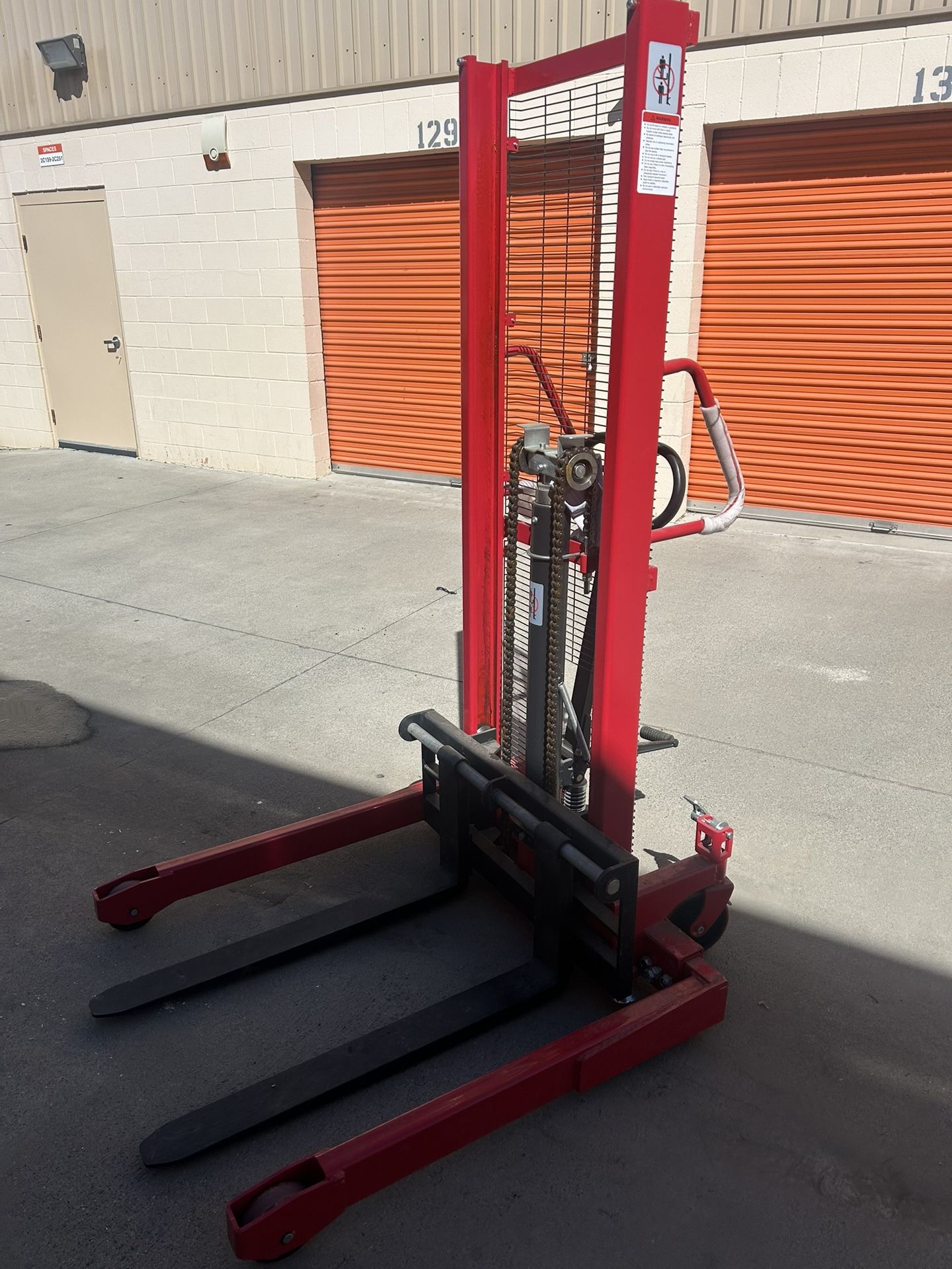 Dayton Hydraulic Fork Lifter