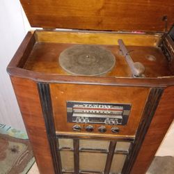 RCA Victrola Radio And Phonograph 