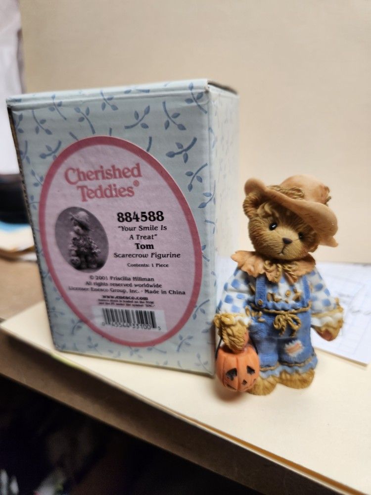 GENTLY USED CHERISHED TEDDIES #884-588. YOUR SMILE IS A TREAT 2001