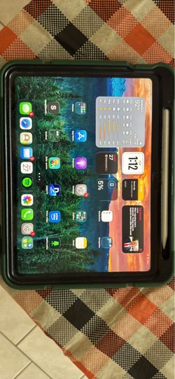 Selling a 2025 Apple iPad 11-inch (A16 chip) with 256GB of storage.