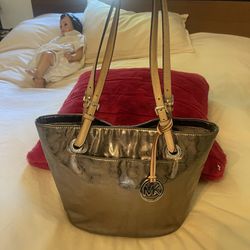 Michael Kors Tote Back With Magnetic Clasp  And Several Inside Compartments 
