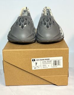 Yeezy Foam RNNR MXT Moon Gray | 7M/8.5W