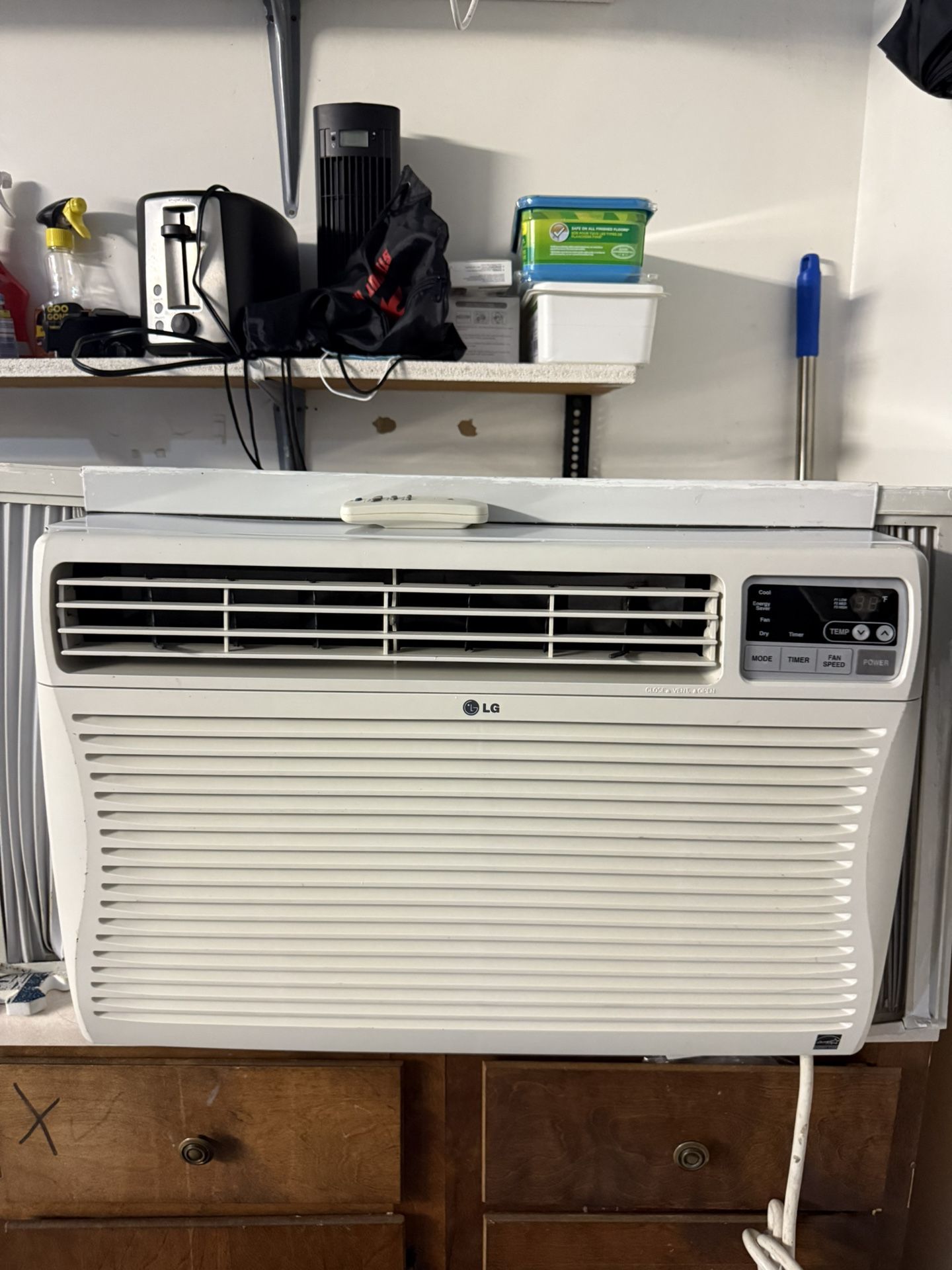 LG 15000 BTU Window Smart Air Conditioner w/ Remote in excellent condition working