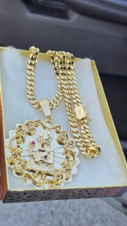 I Deliver I ship 14k gold plated Chain and pendant
