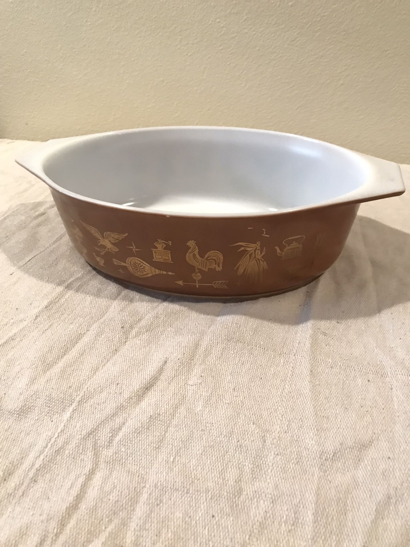 1962 Vintage Pyrex American 043 1 1/2 QT Cinderella Casserole with lid, Colonial Brown w/gold leaf Americana