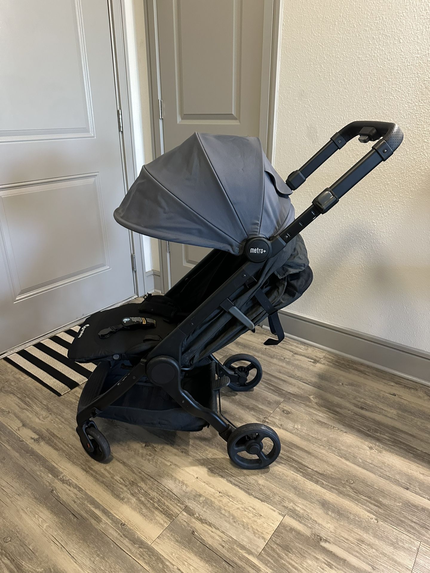 Metro+ Compact Stroller. Age: 0 - 4 years (up to 22 kg)