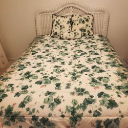 Beautiful Green And White  Ivey Plant With Pink Flowers Comforter Set...Size Full/Queen..Comes With 2 Pillow Shams And Comforter..Like NEW!