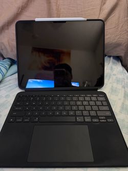 Ipad pro 13 inch m4 256gb wifi with Logitech keyboard case and Apple Pencil pro