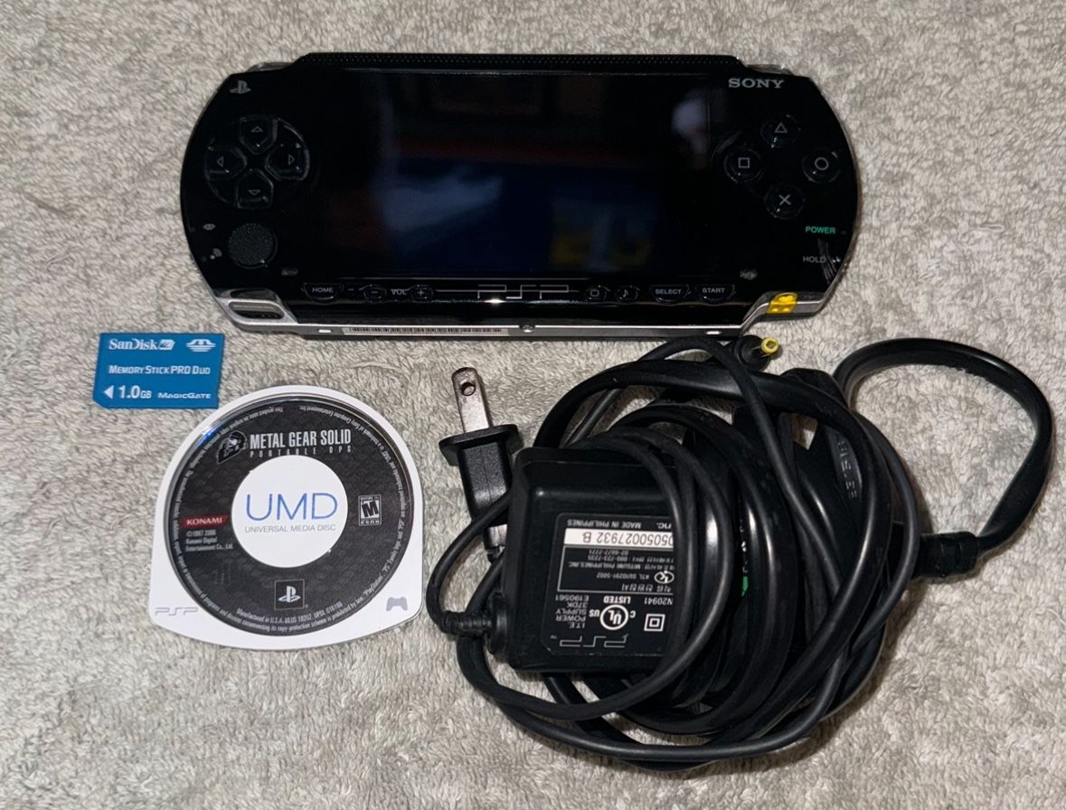 SONY PLAYSTATION PORTABLE PSP HANDHELD CONSOLE WITH VIDEO GAME & CHARGER