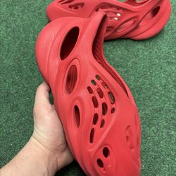 YEEZY FOAM RUNNER VERMILLION SIZE 10