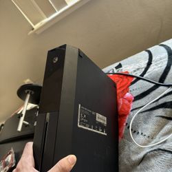 XBOX ONE W 2 CONTROLLERS