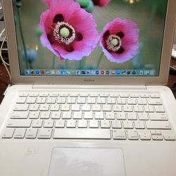 Apple MacBook Polycarbonate 2009 Laptop