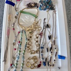 (30) Women’s Jewelry Lot. Necklace/Earrings/Bracelets. Kate Spade, Lia Sophia, Avon, Paparazzi, TRIFARI 