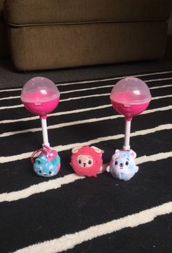 PIKMI POPS LOT! THE CAT I SCENTED LIKE MINT CHOCOLATE CHIP, THE GOAT AND POLAR BEAR ARE SCENTED LIKE CARMEL APPLES! COMES WITH 2 PINK LOLLIPOPS!
